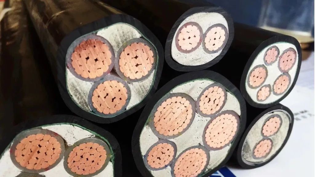 Stosunek pomiędzy rezystancją prądu stałego a przekrojem poprzecznym sprężonego przewodnika miedzianego